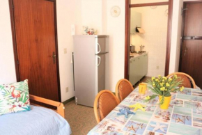 Comfy flat just 80m from the beach